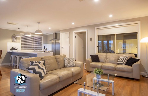 Encounter Bay House | Stylish 3BR Lake- front House + Kayaks