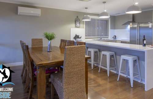 Encounter Bay House | Stylish 3BR Lake- front House + Kayaks