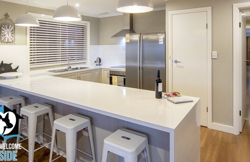 Encounter Bay House | Stylish 3BR Lake- front House + Kayaks