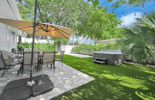 Northeast Miami House | Stylish 4B 3B with Jacuzzi near Wynwood and Beaches