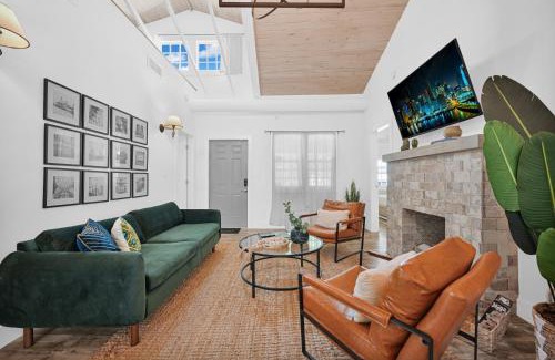 Northeast Miami House | Stylish 4B 3B with Jacuzzi near Wynwood and Beaches