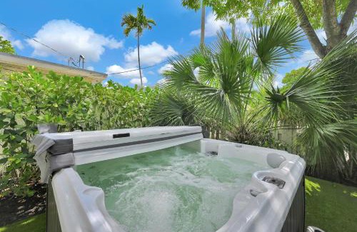 Northeast Miami House | Stylish 4B 3B with Jacuzzi near Wynwood and Beaches