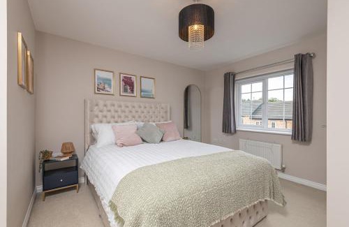 Calder Grove House | Stylish 5-Bed Townhouse In Wakefield