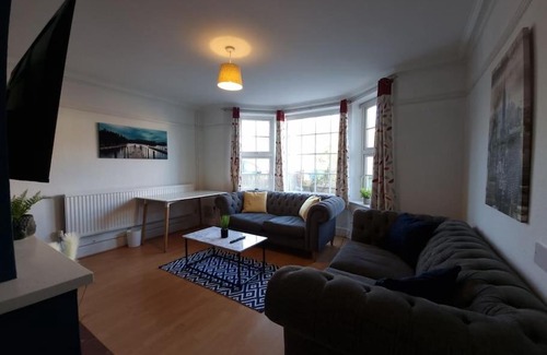 Norwich House | Stylish 5 Bedroom House with Comfy Living Space