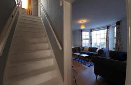 Norwich House | Stylish 5 Bedroom House with Comfy Living Space