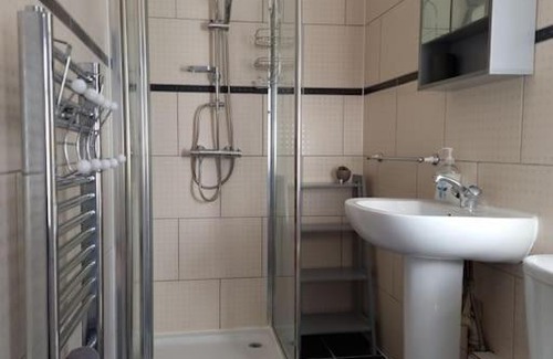 Norwich House | Stylish 5 Bedroom House with Comfy Living Space