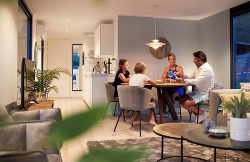 Maasbree House | Stylish 5-person lodge with a terrace extending over the lake, luxury kitchen, walk-in shower and air conditioning.