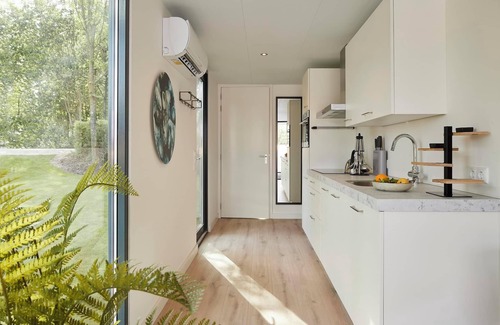 Maasbree House | Stylish 5-person lodge with a terrace extending over the lake, luxury kitchen, walk-in shower and air conditioning.