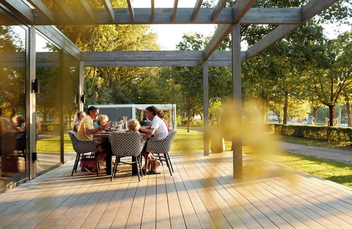 Maasbree House | Stylish 5-person lodge with a terrace extending over the lake, luxury kitchen, walk-in shower and air conditioning.