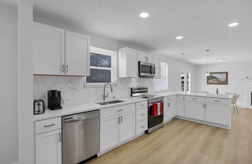 New California House | Stylish 5BR Designer Home w/Deck & Hot Tub