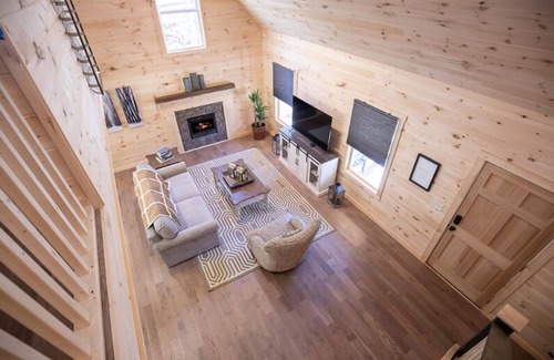 Dahlonega Cabin | Stylish Cabin within a mile of Town Square
