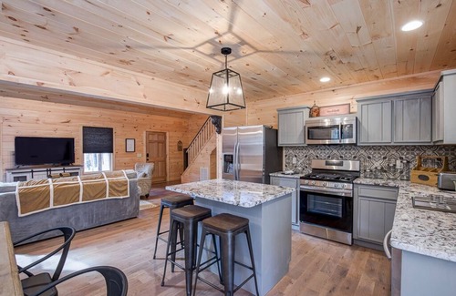 Dahlonega Cabin | Stylish Cabin within a mile of Town Square