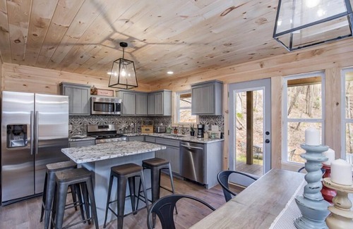 Dahlonega Cabin | Stylish Cabin within a mile of Town Square
