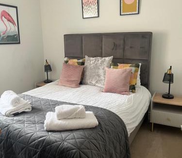 Bury St Edmunds Apartment | Stylish Central Apartment with Parking & Lift