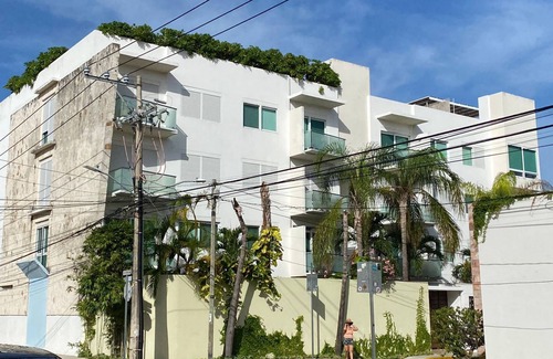 12th Street Condo | Stylish Central 2BR/2BA Rooftop Pool & Sea Views. 5 min walk to beach & 5th Ave!