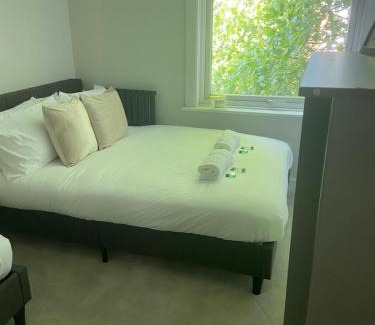 Long Eaton Apartment | Stylish City Unit 4Bd Nottingham