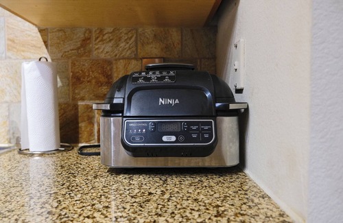 Brookhollow Apartment | Stylish Comfortable 1 Bedroom