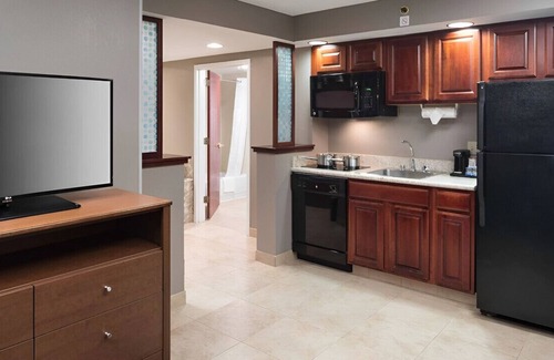 Skokie House | Stylish & Comfortable King Suite! Pool, Gym