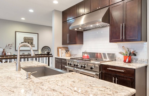 Parker House | Stylish & Cozy Ranch Home with Mountain View’s & Hot Tub!