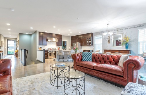 Parker House | Stylish & Cozy Ranch Home with Mountain View’s & Hot Tub!