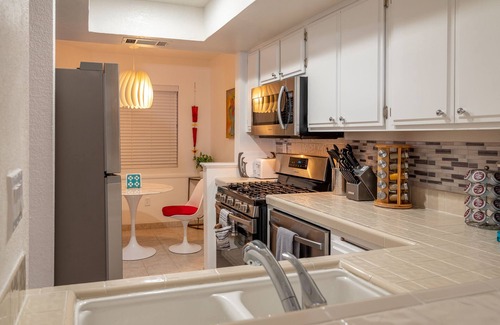 Palm Springs Condo | Stylish & Elegant Condo at the Beautiful Oasis Resort in South Palm Springs