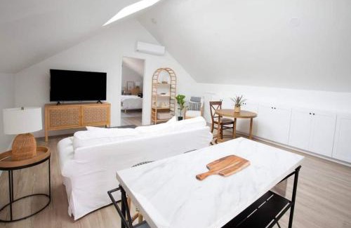 Loma Portal House | Stylish, Elegant, Modern, King Bed