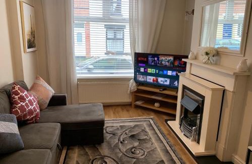 Nottingham House | Stylish Home near Shopping Plus Dining - Book Summer Stays Now