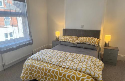 Nottingham House | Stylish Home near Shopping Plus Dining - Book Summer Stays Now