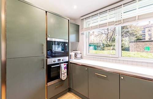 Mildmay Apartment | Stylish Islington Garden Flat Sleeps Four