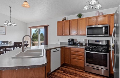 Summerset Apartment | Stylish - LG Fenced Backyard and Playground