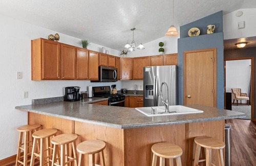 Summerset Apartment | Stylish - LG Fenced Backyard and Playground