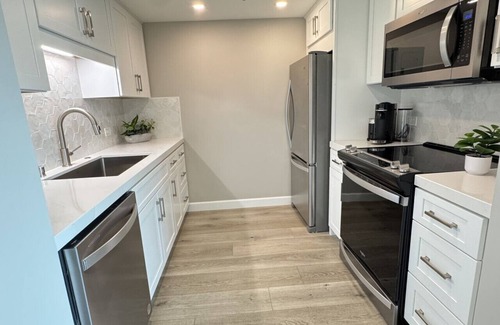 Downtown San Diego Condo | Stylish Lux Condo - Valet Parking, King Bed, Pool