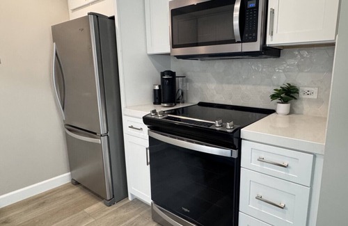 Downtown San Diego Condo | Stylish Lux Condo - Valet Parking, King Bed, Pool