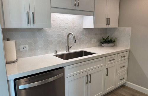 Downtown San Diego Condo | Stylish Lux Condo - Valet Parking, King Bed, Pool