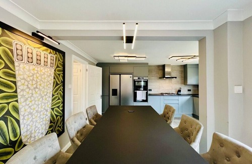 Colchester House | Stylish & Luxury Colchester Retreat with Parking