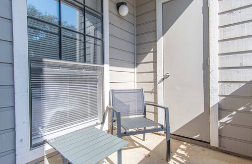 Irving Apartment | Stylish & Modern 1BR | Pool, Gym & Free Parking