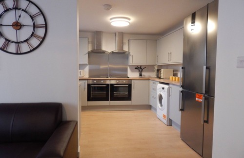 Cambridge Cabin | Stylish, modern and well located en-suite room with parking