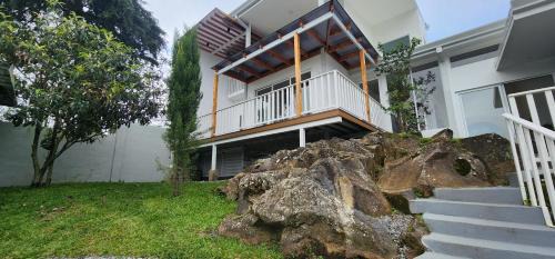 San Rafael de Heredia Apartment | Stylish Oasis Retreat with Modern Amenities & Scenic Views