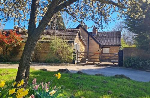 Castle Bytham House | Stylish Open Plan Guest House 400sq ft Rutland