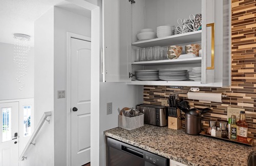 New Hope House | Stylish Remodeled 6 Br House in Minneapolis! New linens, THE ONE!