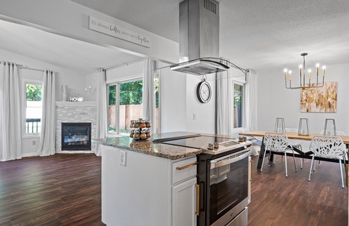 New Hope House | Stylish Remodeled 6 Br House in Minneapolis! New linens, THE ONE!