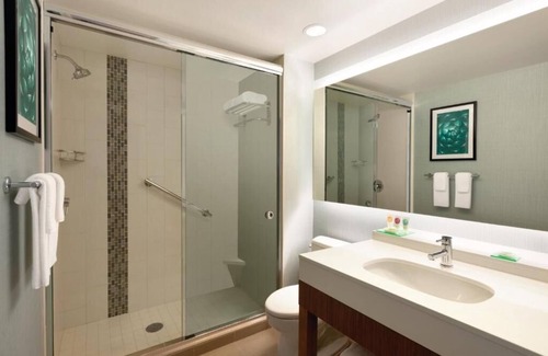 Page Hotel | Stylish & Roomy Queen Room w/Mountain Views – Explore Nature!