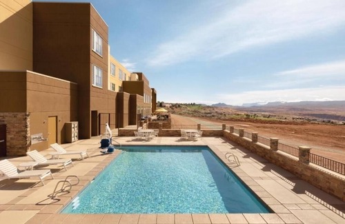 Page Hotel | Stylish & Roomy Queen Room w/Mountain Views – Explore Nature!