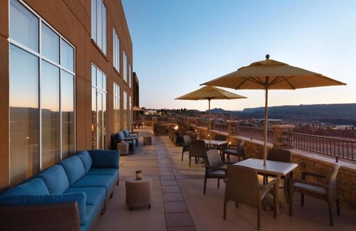 Page Hotel | Stylish & Roomy Queen Room w/Mountain Views – Explore Nature!