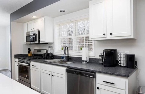 Grove City House | Stylish Sanctuary in Grove Cityn