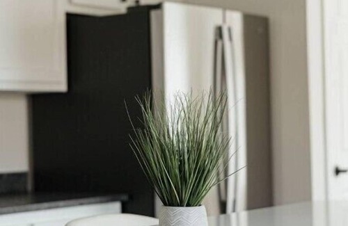 Grove City House | Stylish Sanctuary in Grove Cityn