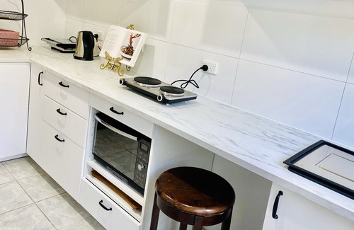 Pymble House | Stylish Self-Contained Guesthouse 5 mins to Trains