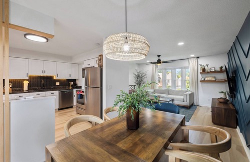 Des Moines House | Stylish Split Foyer - The Sullivan 4 Bedrooms, 2 Bathrooms