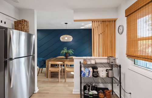 Des Moines House | Stylish Split Foyer - The Sullivan 4 Bedrooms, 2 Bathrooms