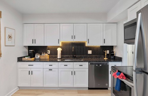 Des Moines House | Stylish Split Foyer - The Sullivan 4 Bedrooms, 2 Bathrooms